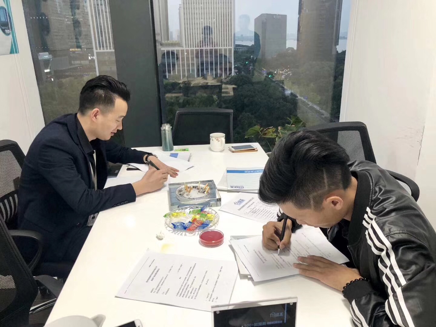 熱烈祝賀王總兄弟簽約創綠家武漢市區級代理！